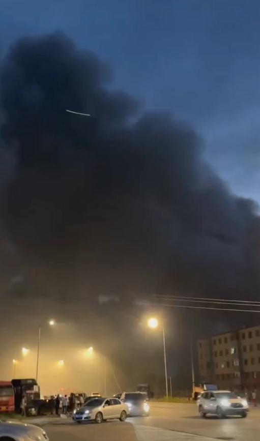 黑龙江一冰淇淋公司突发火灾疑有厂房爆炸？回应：有起火，在处理。